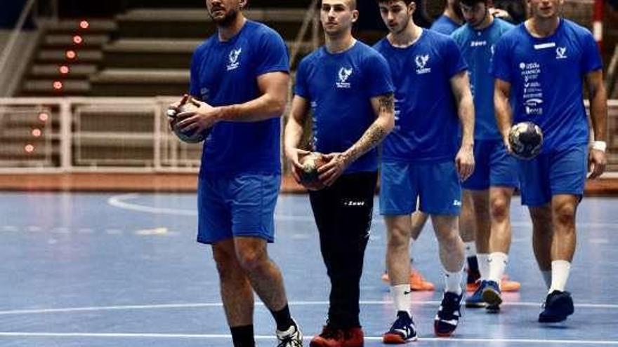 Caué Herrera (izquierda) en el entrenamiento de ayer. // Rafa Vázquez