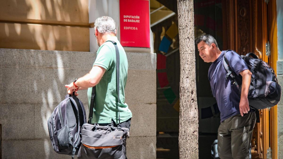 Dos agentes de la UCO salen de la sede de la Diputación de Badajoz, este miércoles.