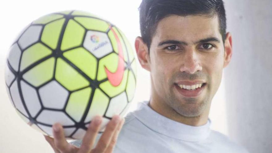 El lateral derecho Juanfran Moreno, ayer en las instalaciones de la ciudad deportiva de Abegondo.