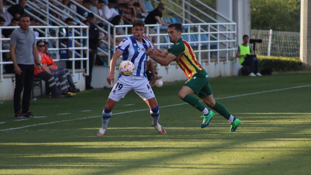 Manu Sánchez, autor del gol del Castellón, disputa el balón.