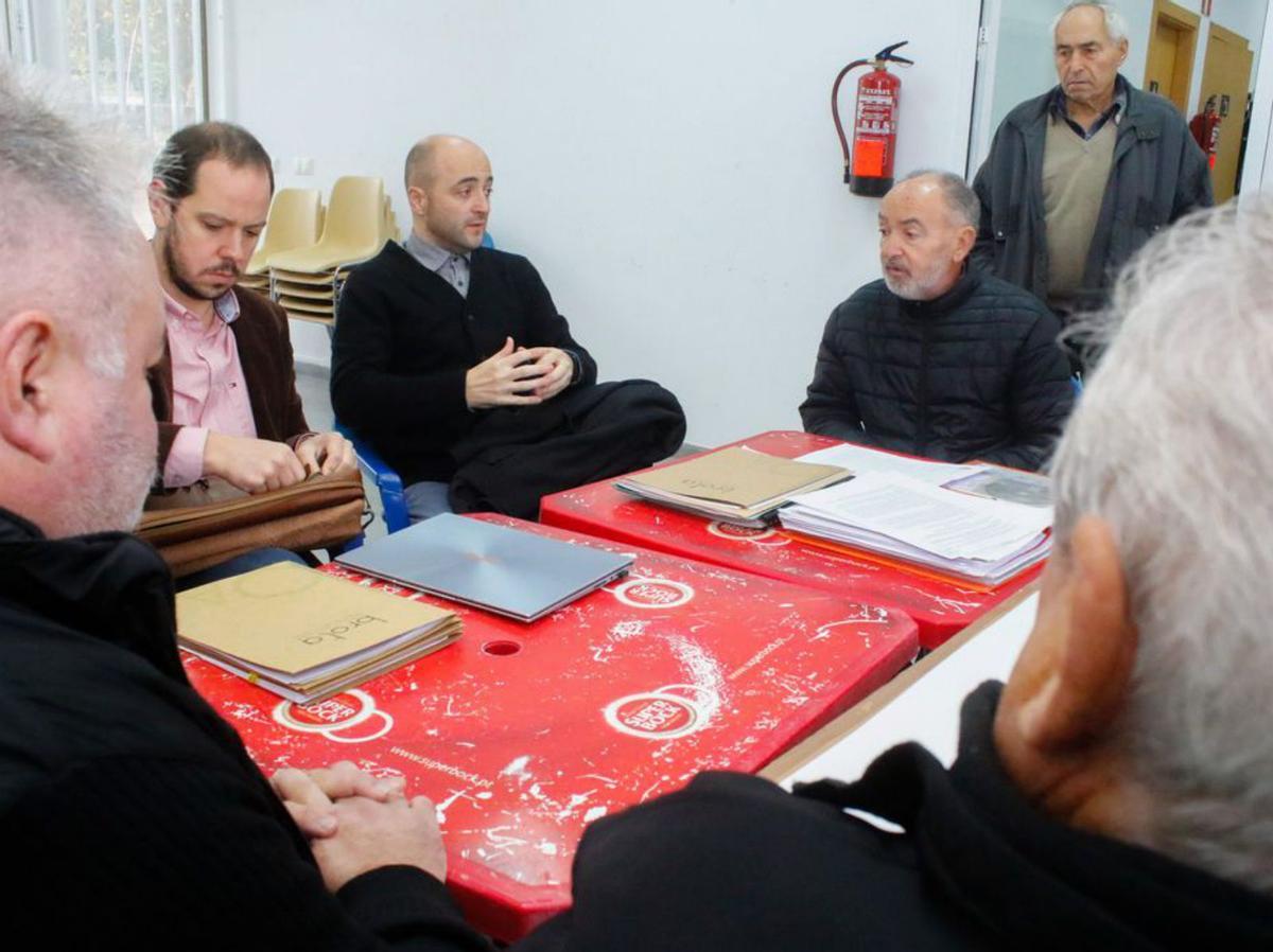 Acceso al cementerio parroquial de Rubiáns. |   // IÑAKI ABELLA
