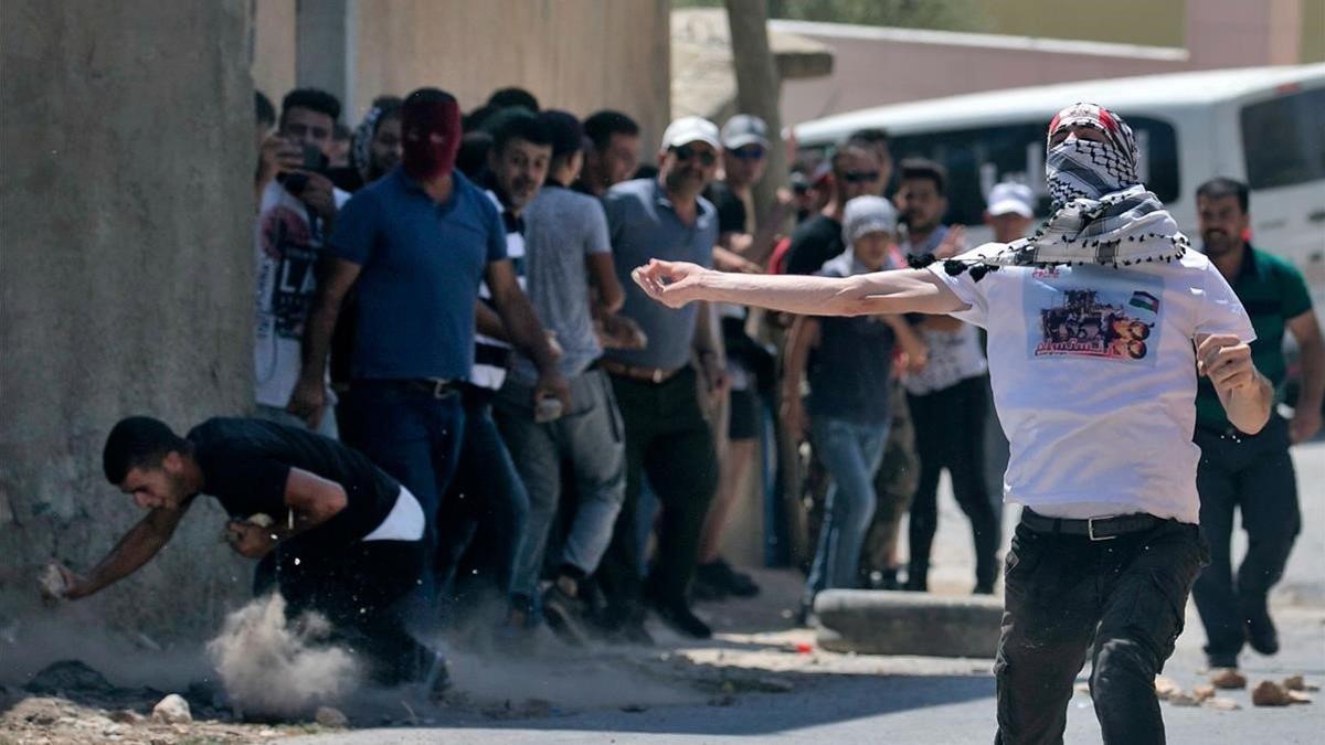 Soldados israelís durante una protesta de palestinos en un asentamiento.