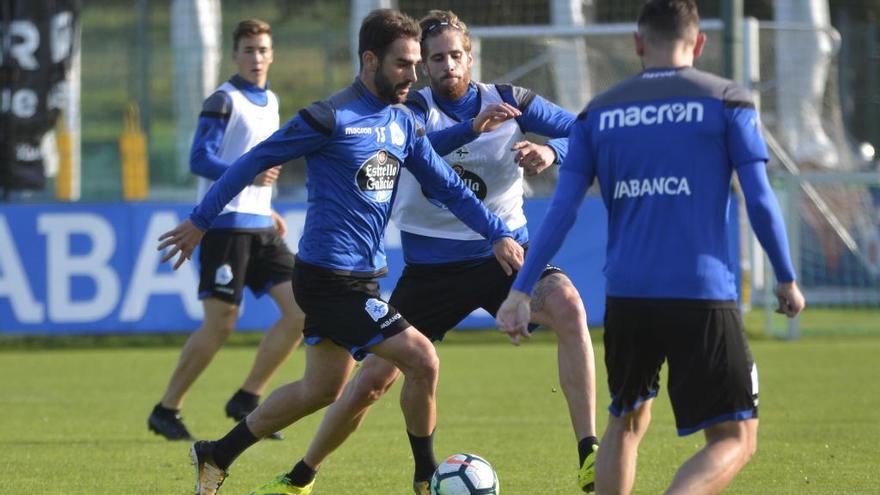 Albentosa defiende a Adrián en el entrenamiento de esta mañana en Abegondo