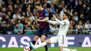 Ivan Rakitic marca el 0-1 durante el Clásico Real Madrid - FC Barcelona de La Liga disputado en el Santiago Bernabéu