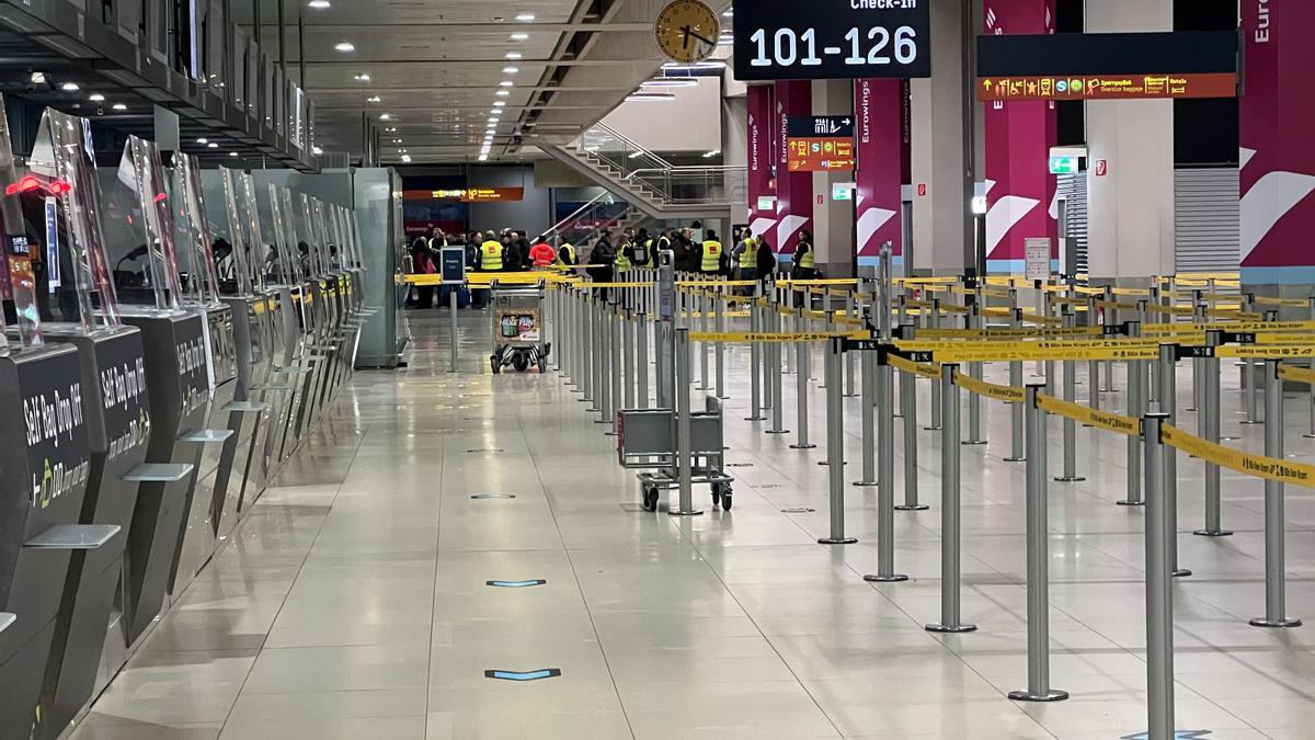 una vista general de los mostradores de facturación desatendidos, mientras los trabajadores del aeropuerto protestan en el Aeropuerto de Colonia-Bonn