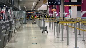 Una vista general de los mostradores de facturación desatendidos durante la huelga en el aeropuerto de Colonia-Bonn.