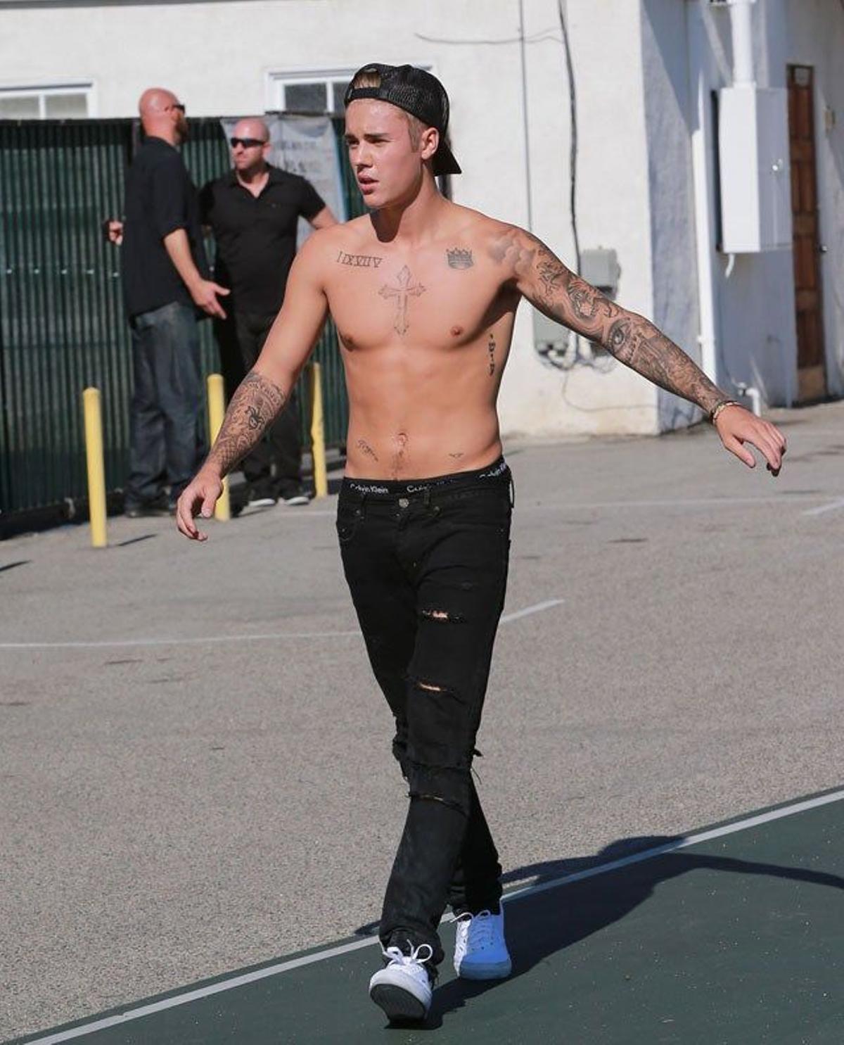 Justin Bieber presume de torso en Santa Mónica