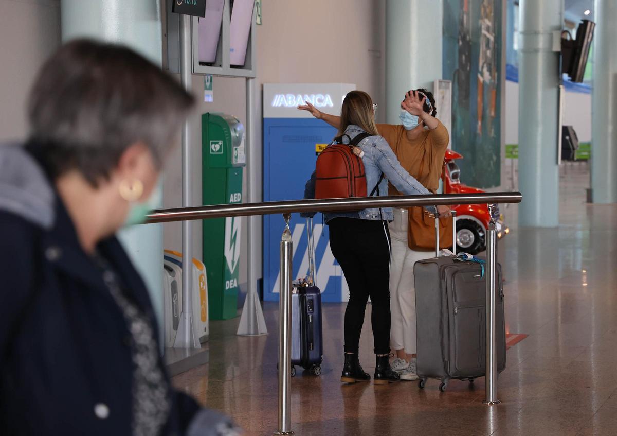 Dos mujeres a punto de abrazarse en el aeropuerto de Peinador, Vigo.