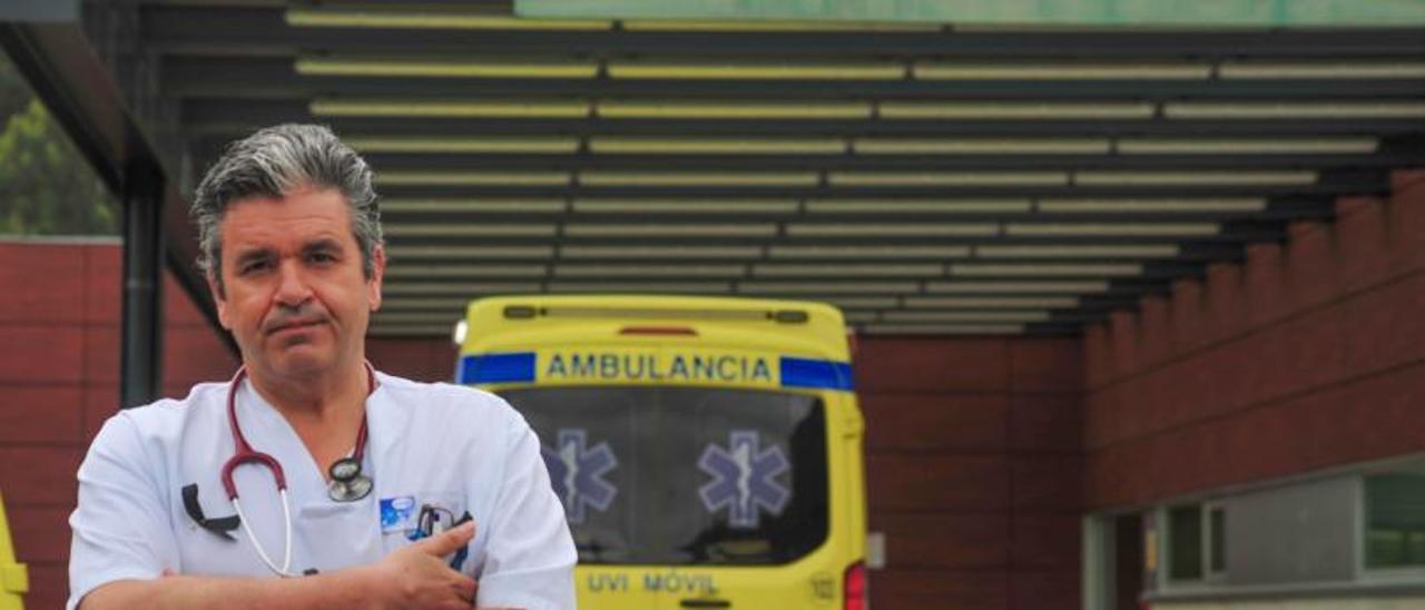 El doctor Manuel Vázquez Lima, frente a la entrada de Urgencias del Hospital de O Salnés.  | // I. ABELLA