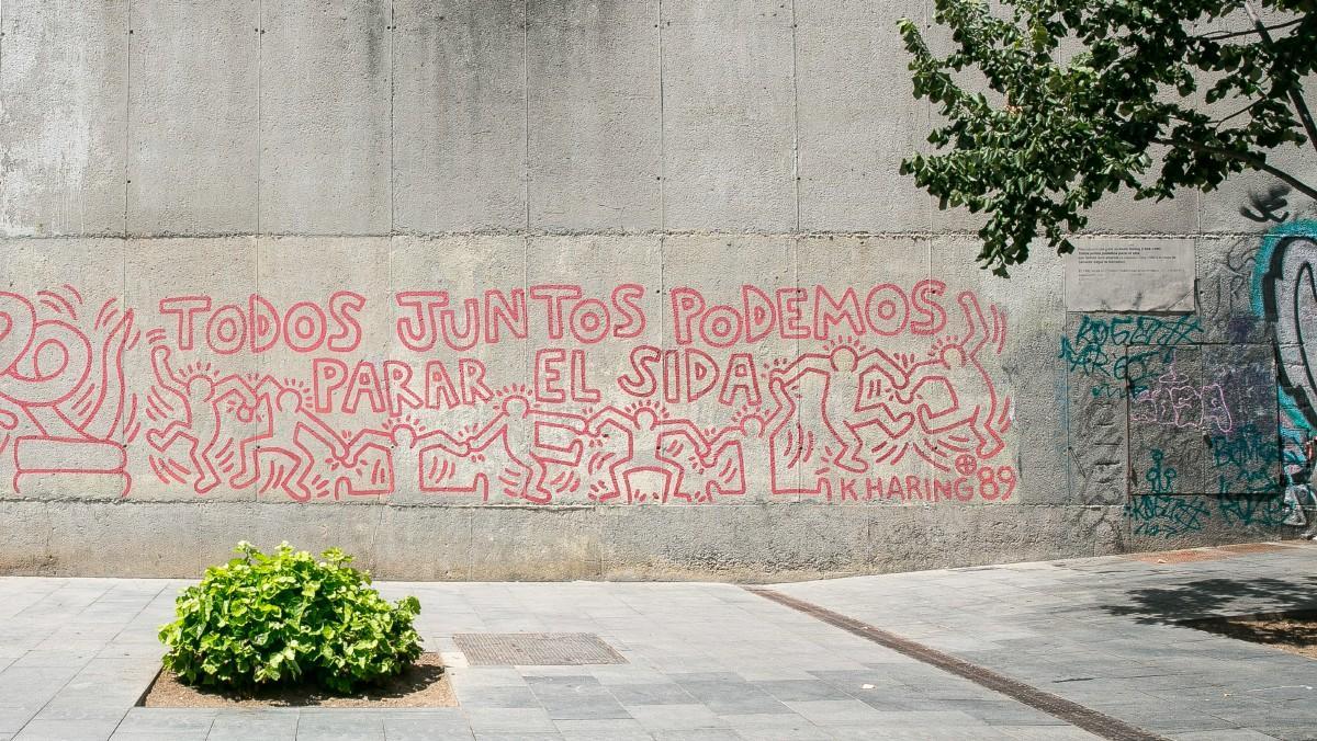 Los grafiteros suelen respetar el mural ’Todos juntos podemos parar el sida’ de Keith Haring. 