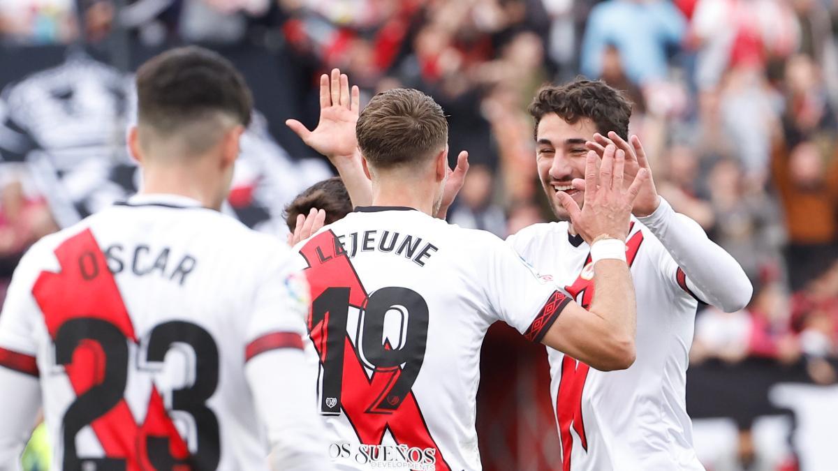 Los jugadores del Rayo Vallecano celebran un gol ante el Sevilla