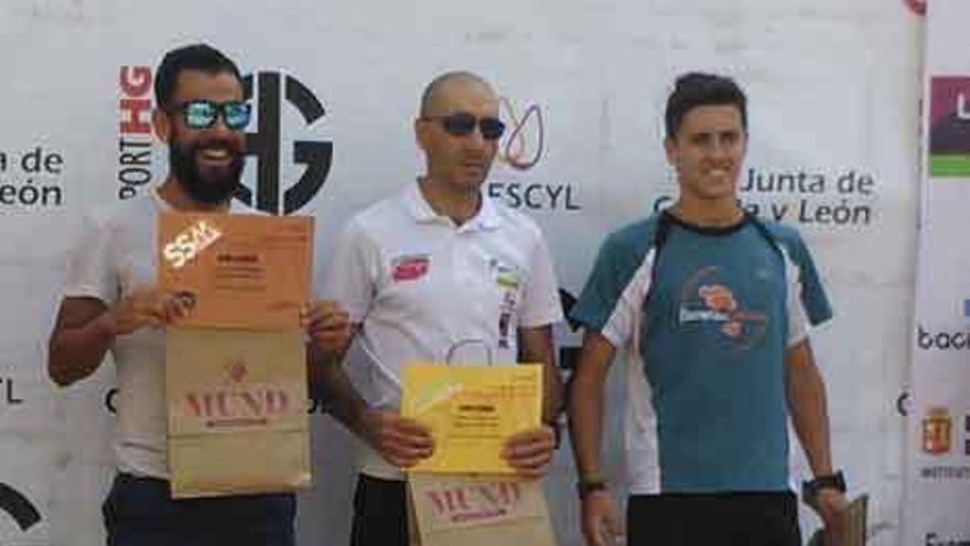 Podios de las categorías masculina y femenina de la prueba celebrada en tierras burgalesas con Santiago Mezquita y María Díez siendo premiados