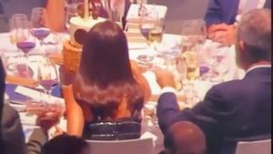 Momento en que el Rey le da un manotazo a Letizia en la cena del Premio Planeta.