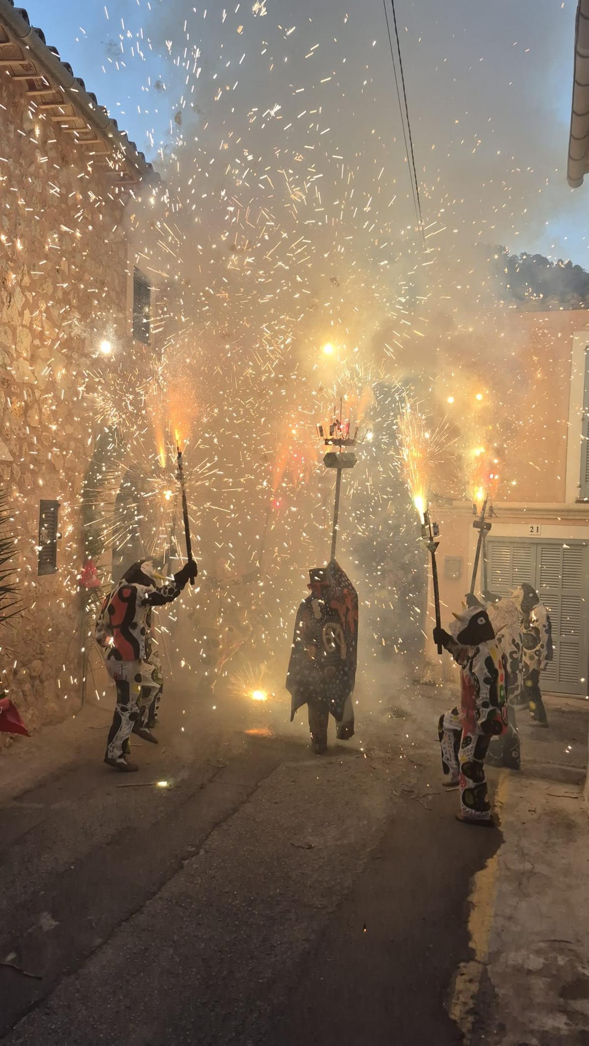 Las imágenes del 'correfoc' de 'Els tretze de na Pola' de Alaró