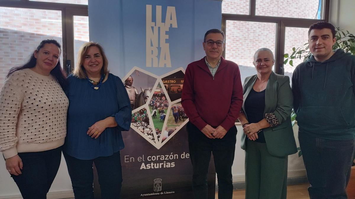 Cristina López, Montse Alonso, Juan Bógalo, Eva María Pérez y Nicolás Fernández, este miércoles, tras finalizar la reunión en el Ayuntamiento de Llanera.