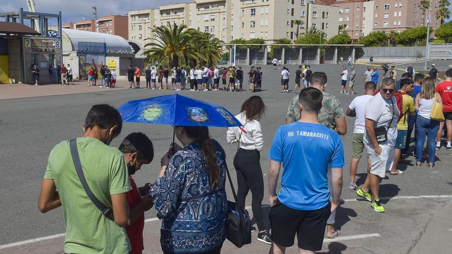 Colas en la taquilla del Estadio de Gran Canaria para comprar entradas del partido UD Las Palmas - Oviedo