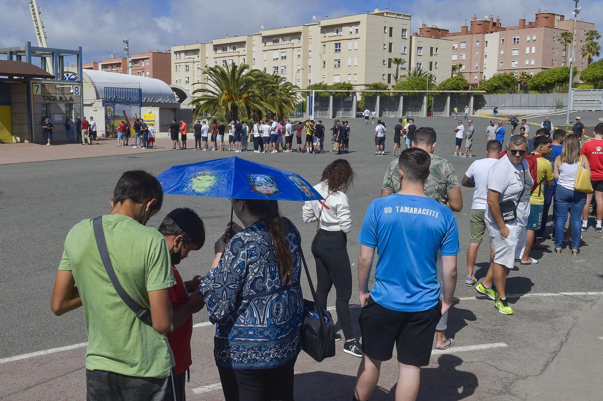 Colas en la taquilla del Estadio de Gran Canaria para comprar entradas del partido UD Las Palmas - Oviedo