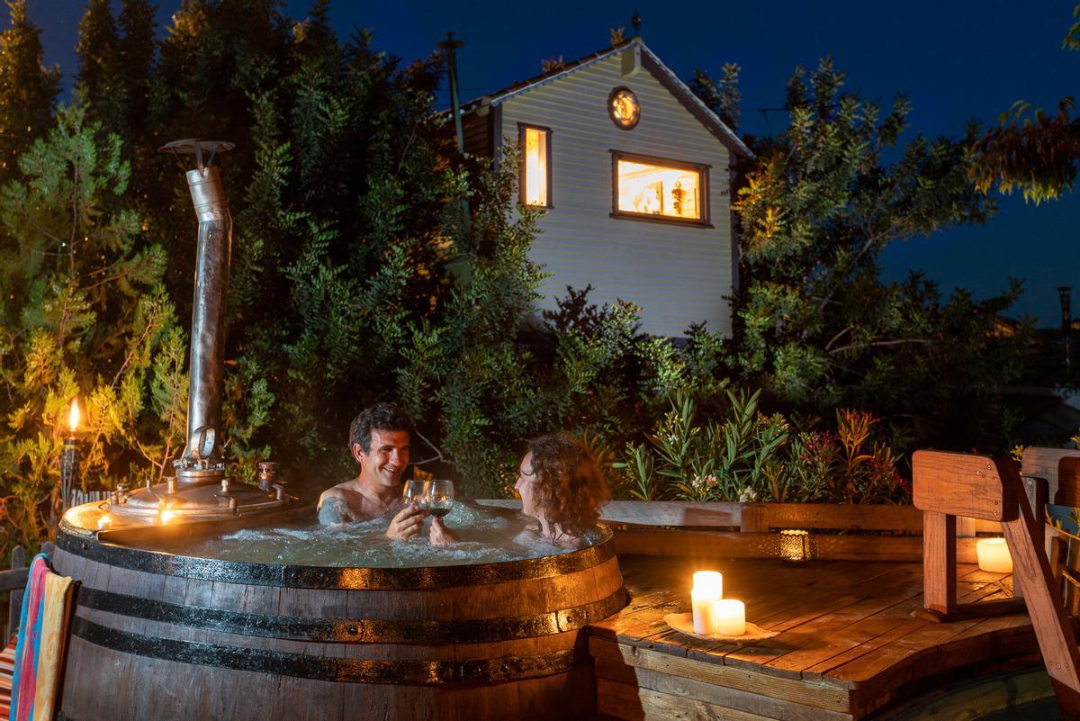 Casa en el árbol y jacuzzi en un tonel.