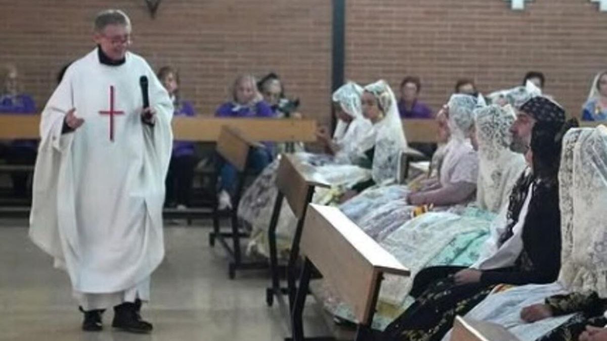 El sacerdote Vicente María Cuenca durante un oficio en Paterna.