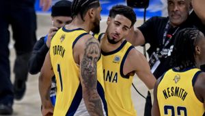 OKLAHOMA CITY (United States), 06/06/2025.- Indiana Pacers guard Tyrese Haliburton (R) reacts with Indiana Pacers forward Obi Toppin (L) after the Pacers defeated the Oklahoma City Thunder during game one of the NBA Finals between the Indiana Pacers and the Oklahoma City Thunder in Oklahoma City, Oklahoma, USA, 05 June 2025. (Baloncesto) EFE/EPA/MANUELA SOLDI SHUTTERSTOCK OUT. SHUTTERSTOCK OUT