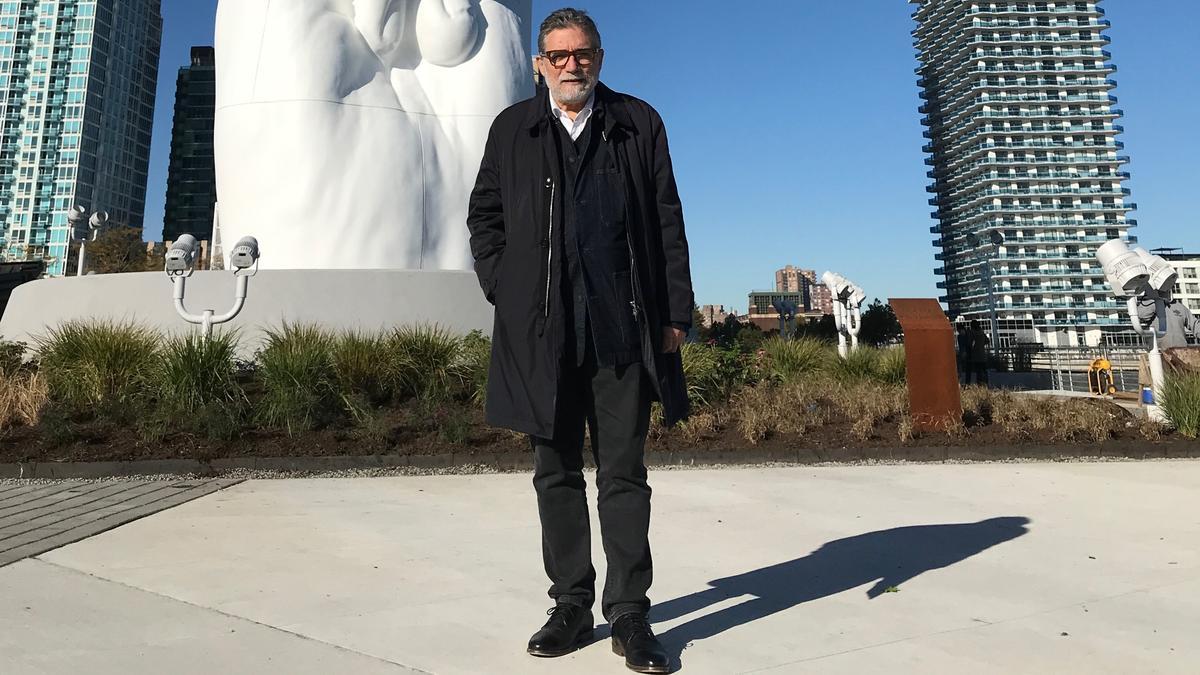 Jaume Plensa, en Nueva Jersey, delante de su escultura 'Water's soul'