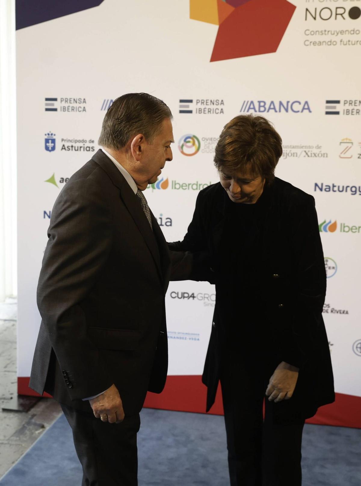 El saludo entre Alfredo Canteli, alcalde de Oviedo, y Carmen Moriyón, alcaldesa de Gijón. El saludo entre Alfredo Canteli, alcalde de Oviedo, y Carmen Moriyón, alcaldesa de Gijón.