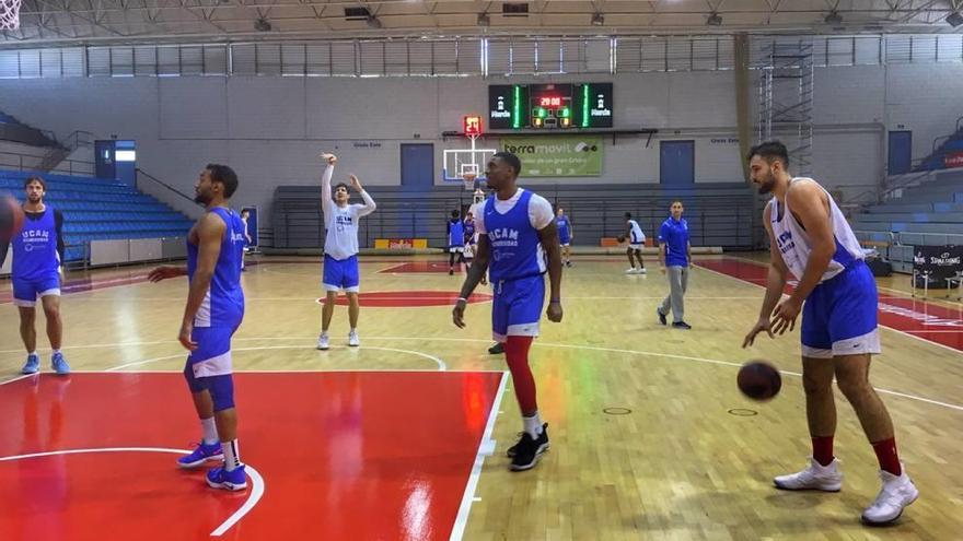 Los jugadores del UCAM, entrenando ayer en el pabellón Príncipe de Asturias.