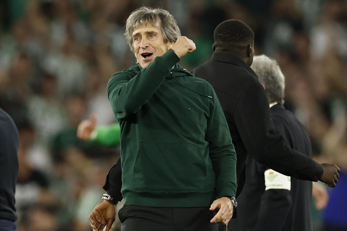 Manuel Pellegrini celebra la victoria tras el Real Betis-Sevilla de LaLiga 2024/25