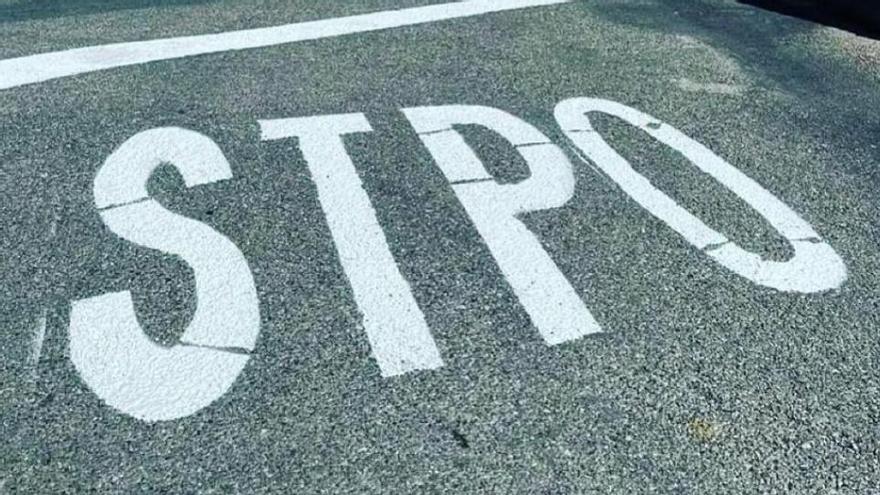 Señal de STOP mal escrita en Ibiza