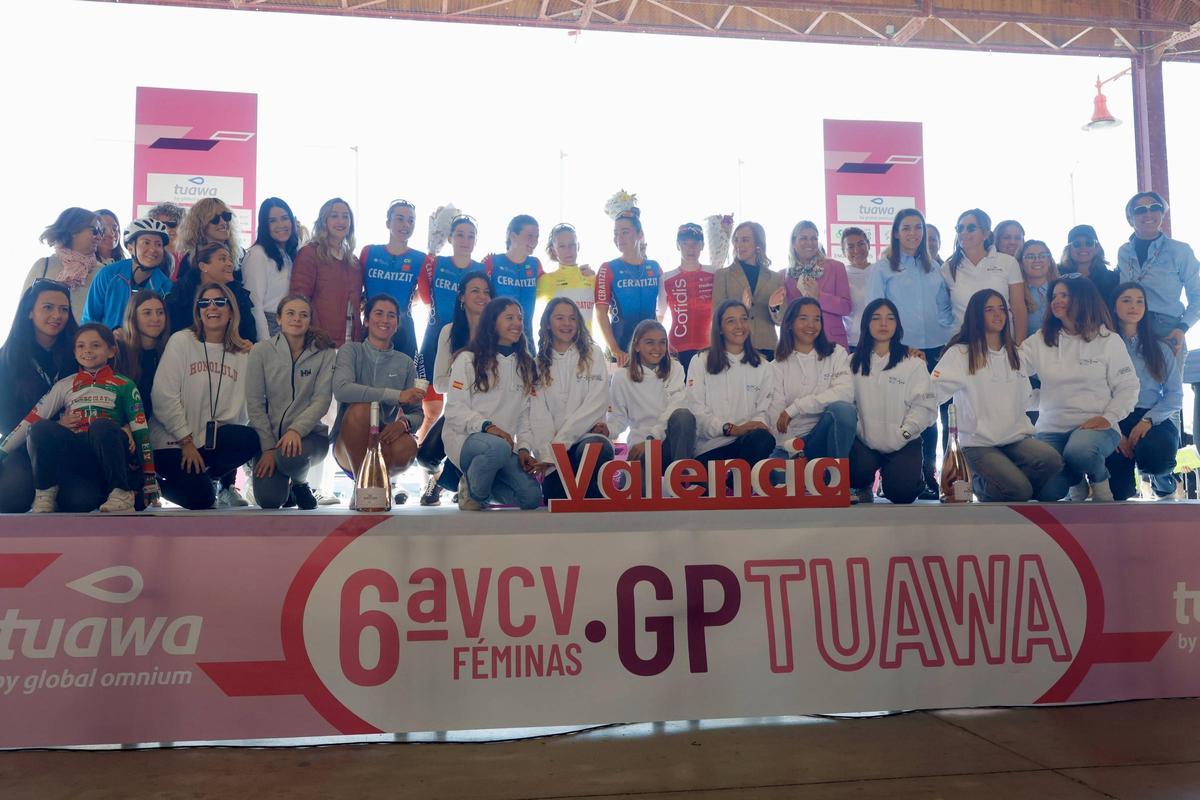 Las asistentes al reto de Tuawa 'Yo sí que voy', junto al equipo vencedor de la Volta CV Féminas y la ganadora absoluta
