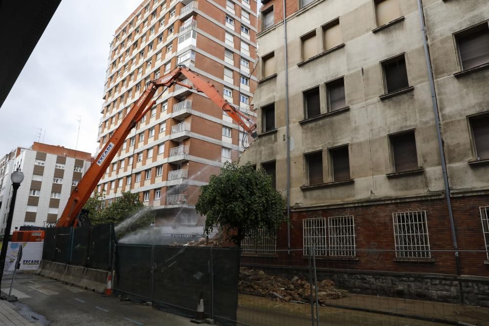 Demolición del edificio de militares de Gijón