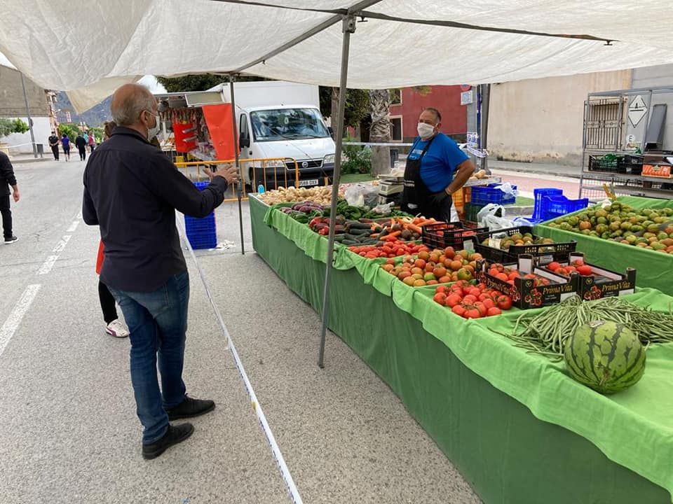 El edil de Mercados, Víctor Bernabéu, en un puesto del mercado de La Aparecida