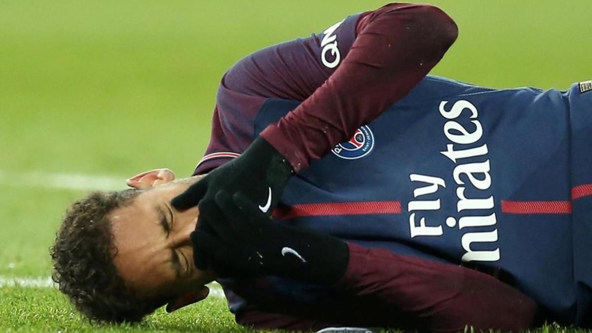 Neymar llora de dolor tras lesionarse en el pie derecho con el PSG ante el Olympique de Marsella.