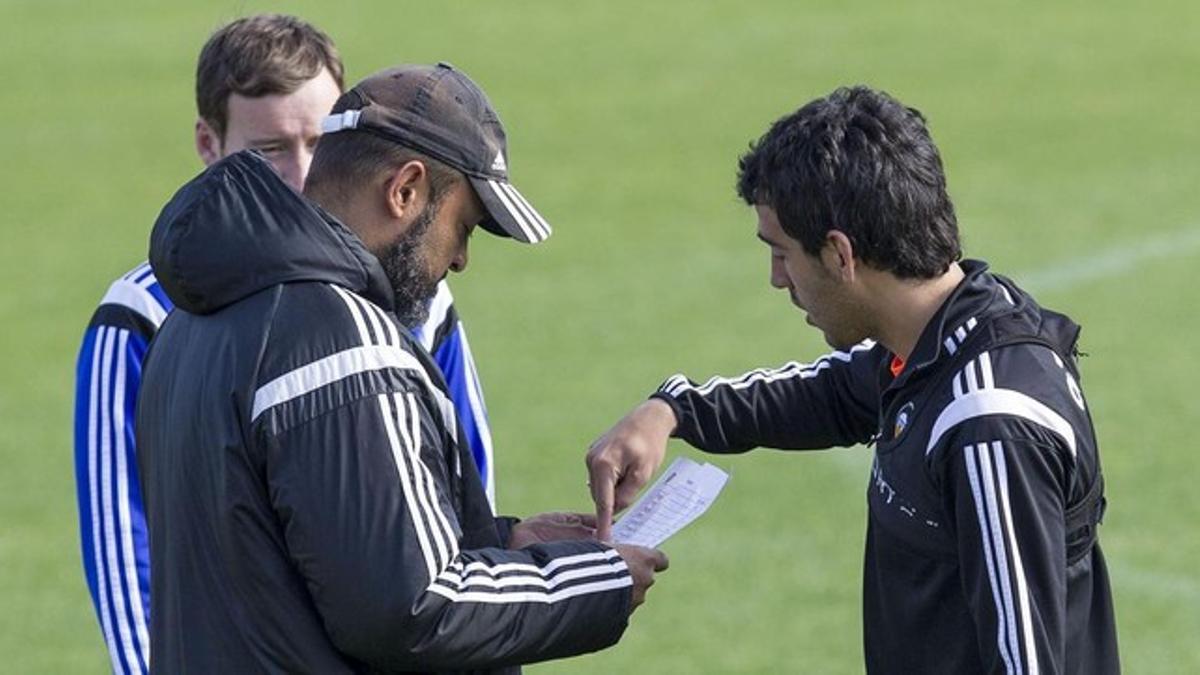 Nuno conversa con Pareja en el entrenamiento de este viernes en Paterna.