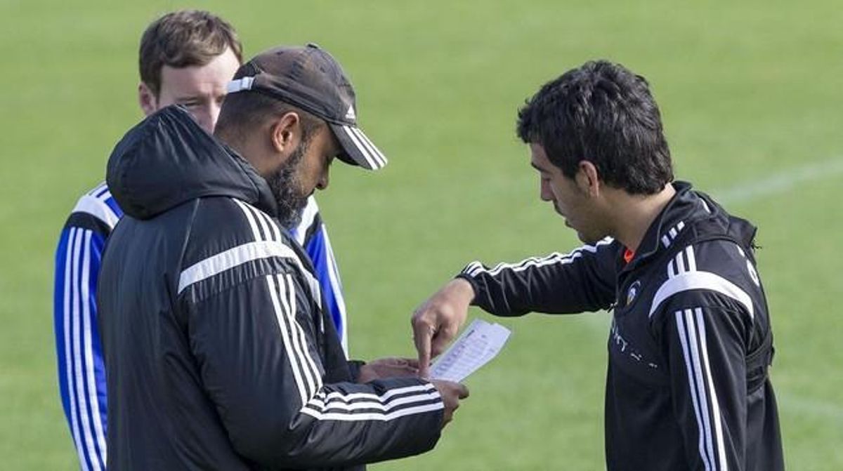 Nuno conversa amb Pareja en l’entrenament d’aquest divendres a Paterna. Nuno conversa amb Pareja en l’entrenament d’aquest divendres a Paterna.