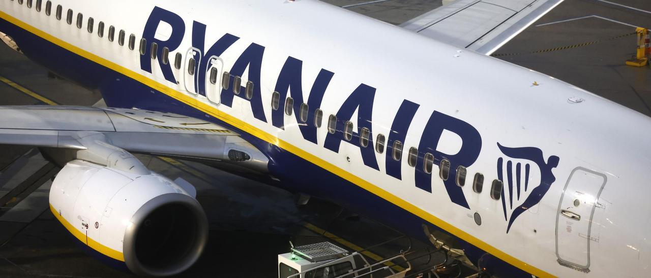 Ryanair 80543014Eine Passagiermaschine der Fluggesellschaft Ryanair steht auf dem Flughafen Köln/Bonn. Der irische Billigflieger Ryanair hat im Dezember mehr Fluggäste befördert als ein Jahr zuvor.