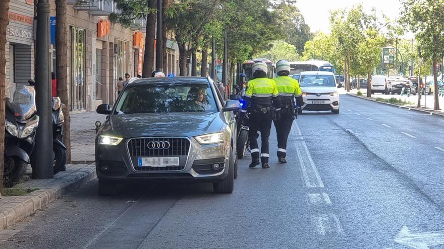 La Policía Local inicia la campaña para evitar que se aparque en el carril bus