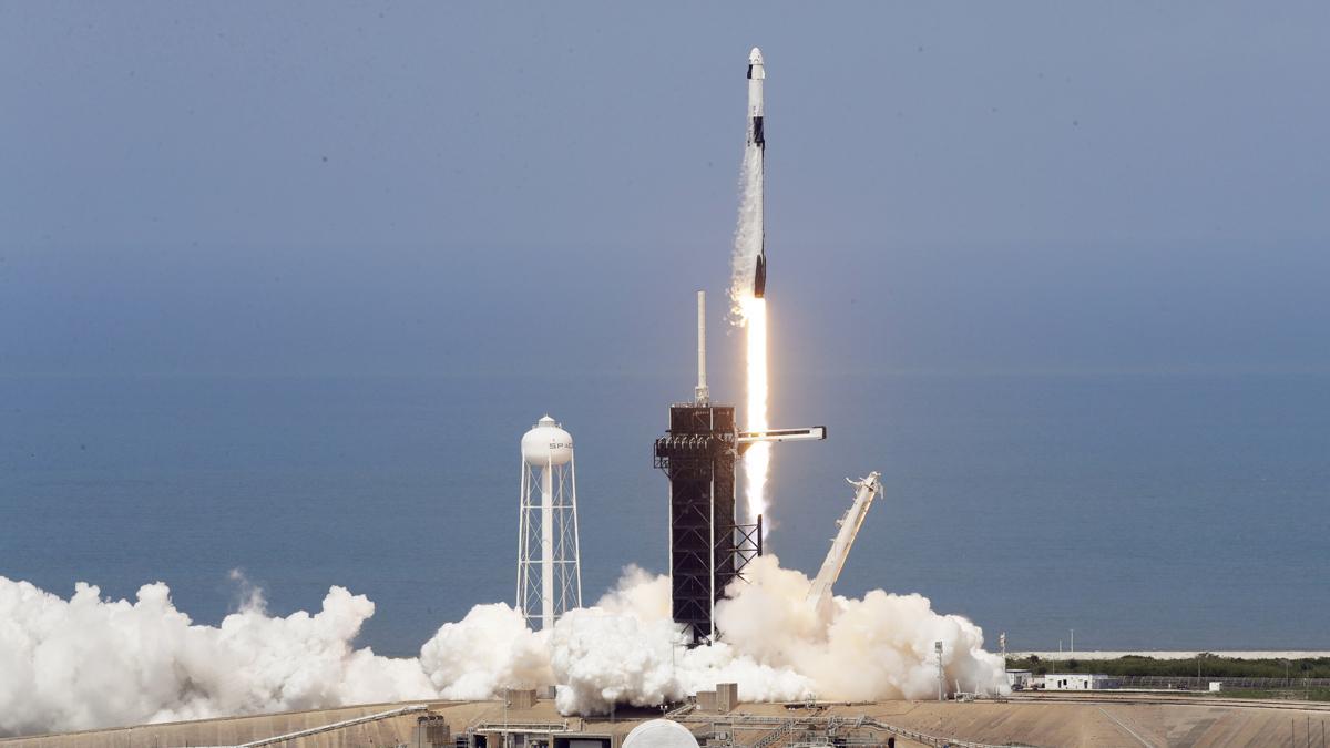 La nave espacial ’Crew Dragon’ de Space X durante el lanzamiento.