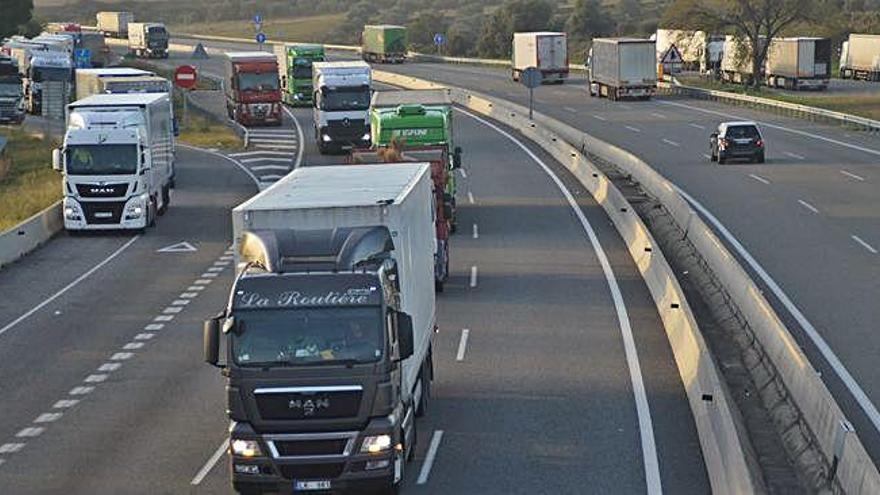 La recomanació de la DGT és que els vehicles pesants planifiquin les rutes passant per la Jonquera.