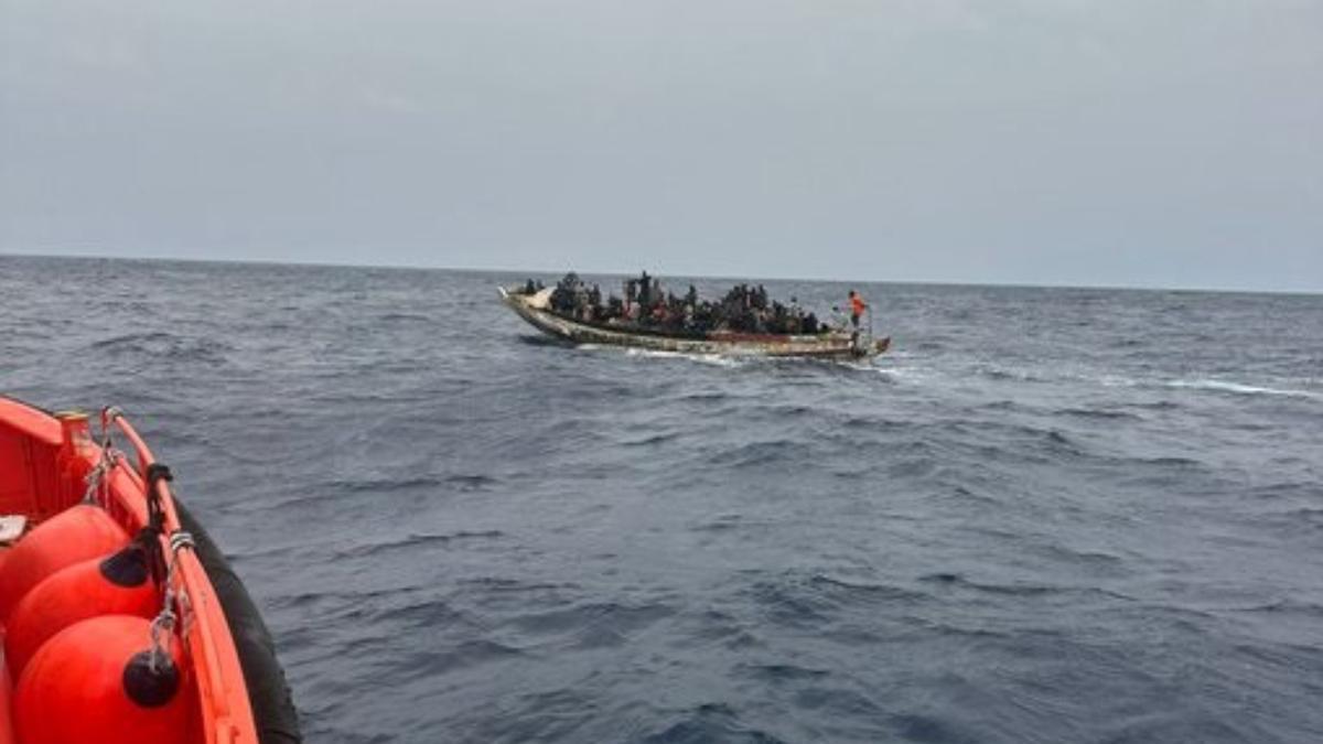 Imagen de archivo de un cayuco en aguas de Canarias.