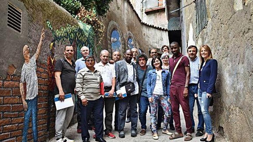 Promotors i alumnes que han realitzat el mural al carrer Cantarell, que es va presentar ahir