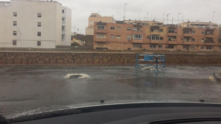 La lluvia encharca la calle Panamá pese al nuevo alcantarillado