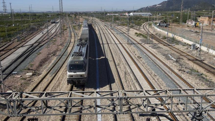 Un tren a su llegada a la estación de Sagunt.