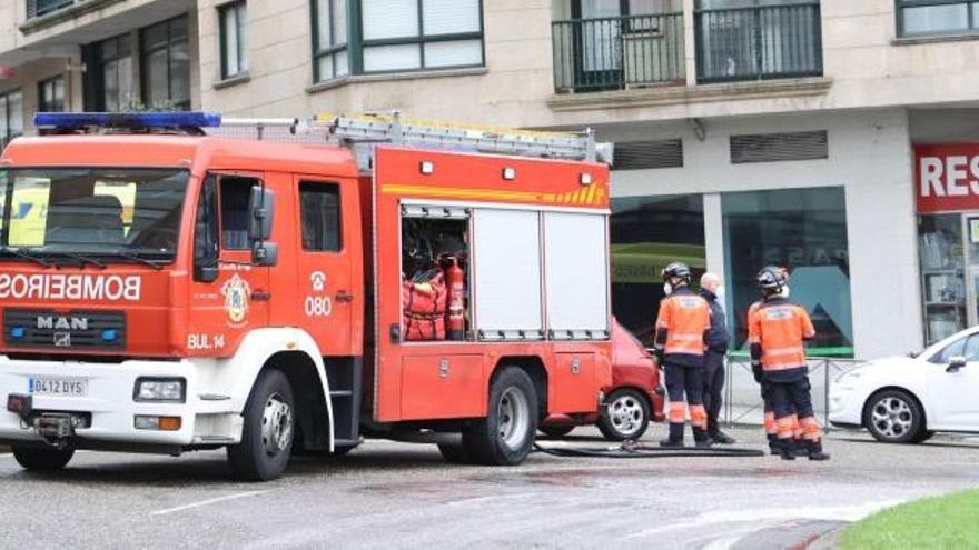Un motorista herido tras chocar con un coche de bomberos en Vigo