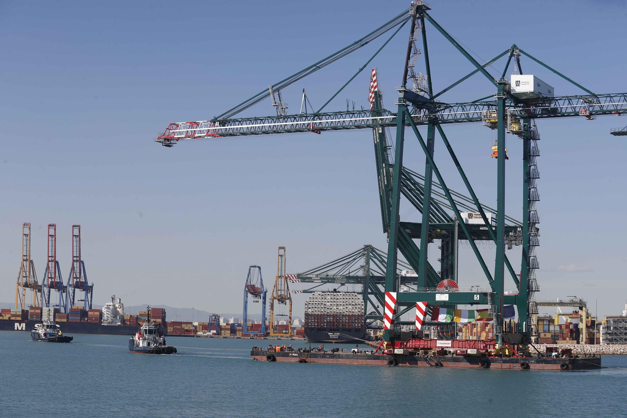 Espectacular traslado por mar de una nueva grúa en el Puerto de València