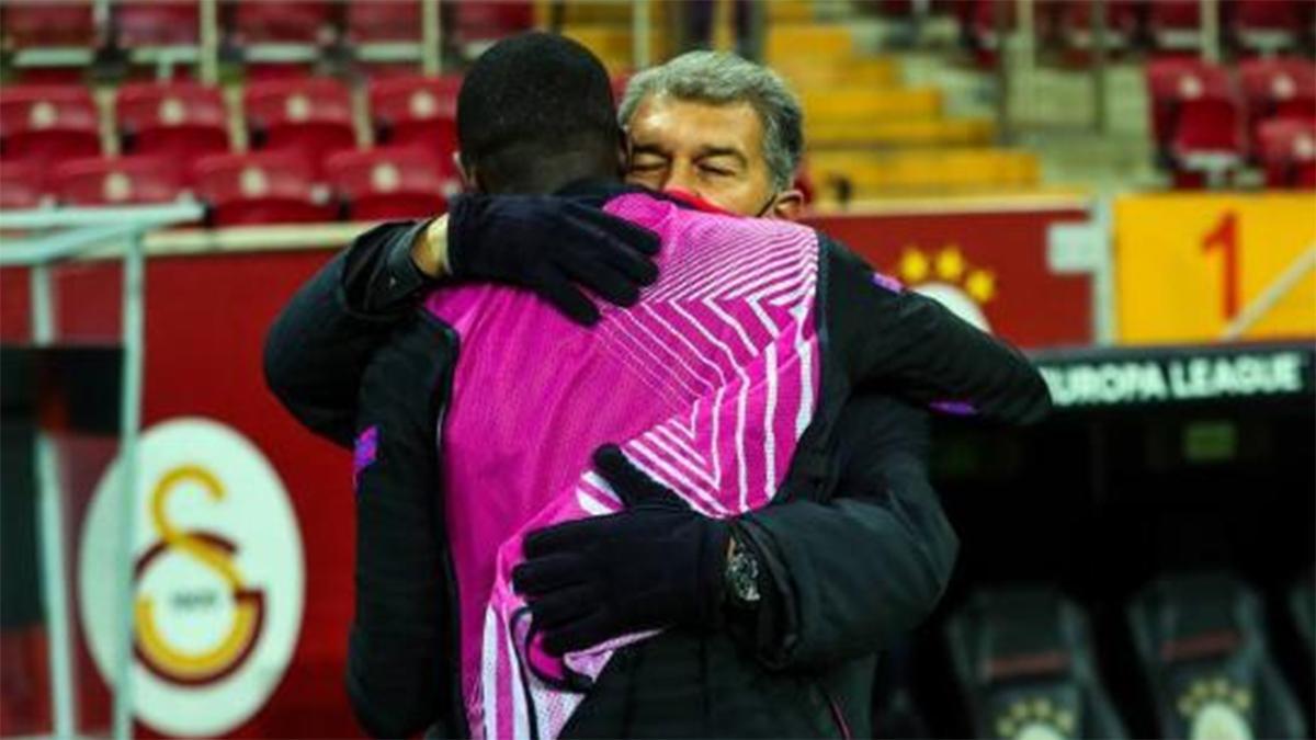 El abrazo de Laporta y Dembélé