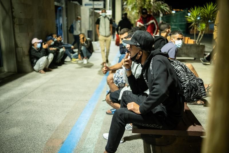 Migrantes en la estación marítima de Santa Cruz de Tenerife