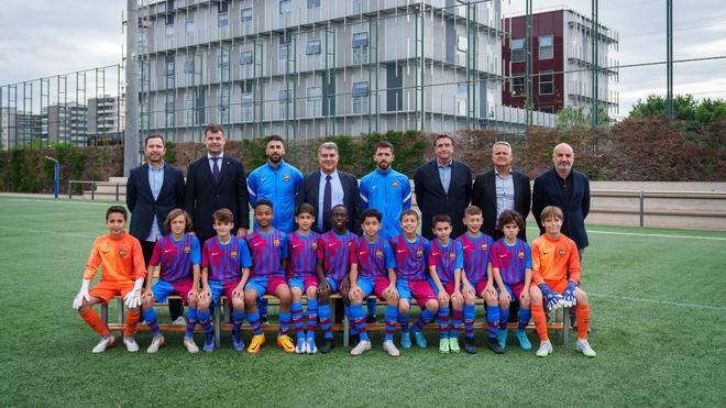 Fotografia oficial del Benjamín A del Barça 2021/2022 junto con el presidente Joan Laporta