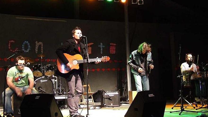 El cantautor Filiu y su grupo durante su actuación en el concierto de Formentera del Segura el sábado