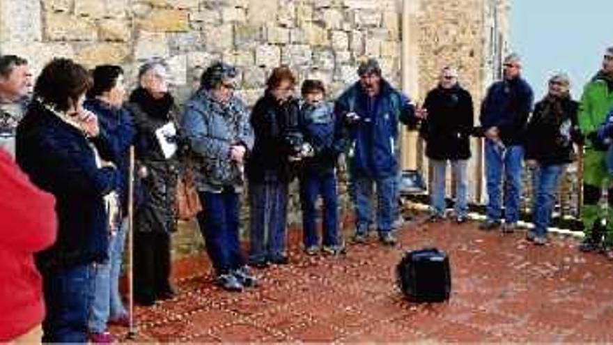 Fàbrega s&#039;adreça als participants en la visita patrimonial a Cererols, a la zona del mas de la Serra